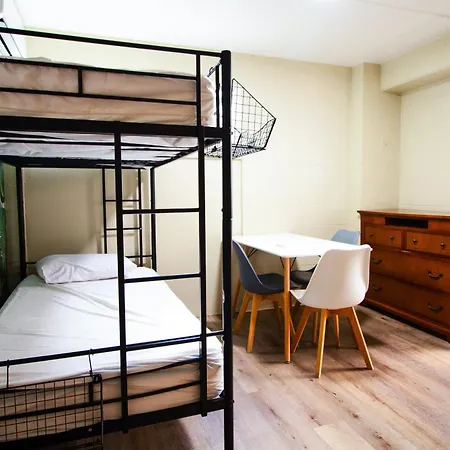 Waikiki Beachside Hostel-2